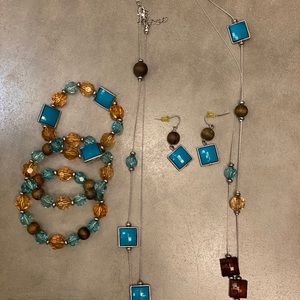 Jewelry set.